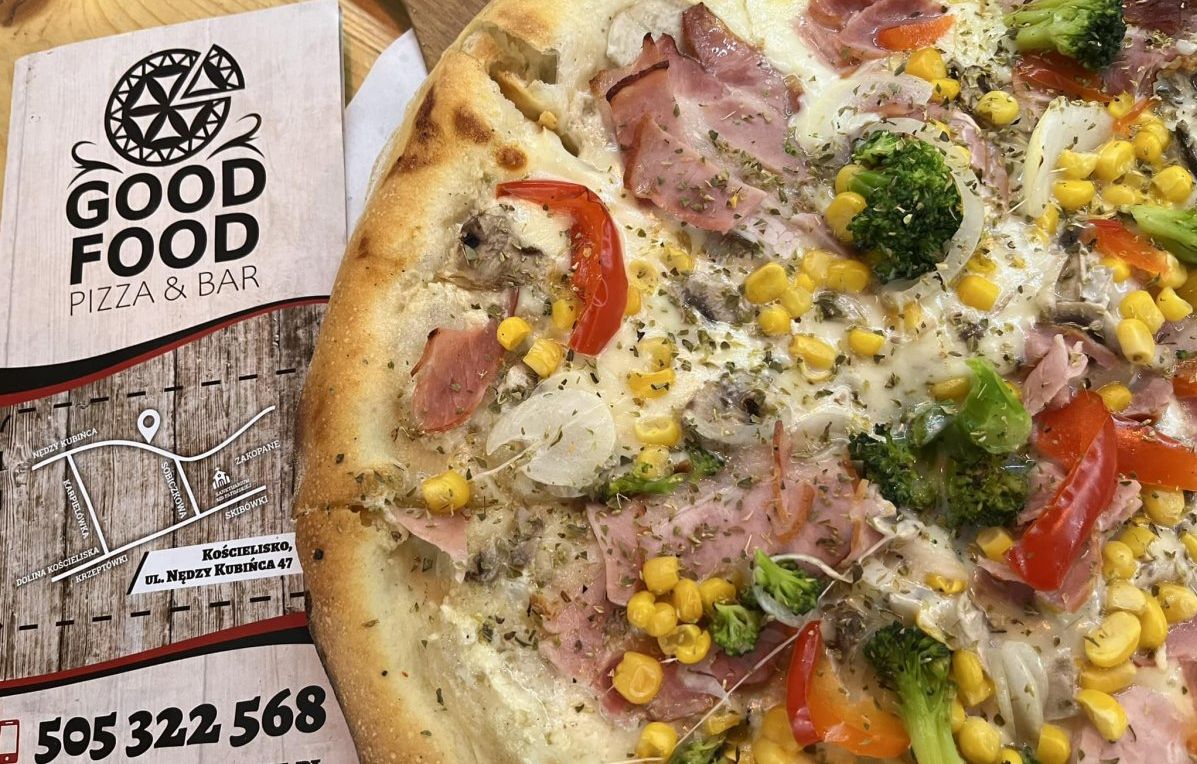 W Good Food oferujemy nie tylko wyśmienite pizze z lokalnymi składnikami, ale także wyjątkowe zupy: grzybową i borowikową – samodzielnie przygotowane z ręcznie zbieranych grzybów prosto z zakopiańskich lasów. Dodatkowo, serwujemy pierogi robione według tradycyjnych receptur, które idealnie dopełniają naszą ofertę. 